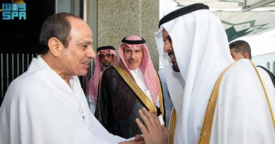 Le président Sissi arrive à l’aéroport international Roi Abdulaziz pour accomplir les rituels du Hajj