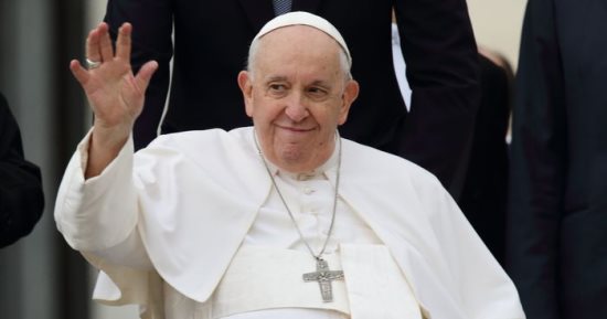 البابا فرانسيس يحث زعماء مجموعة السبع على حظر الأسلحة ذاتية التحكم
