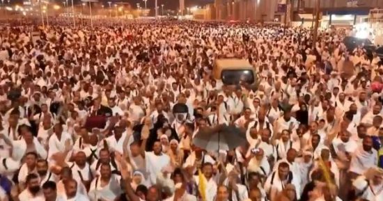 العالم هذا المساء.. السعودية: مليون و800 ألف حاج يؤدون المناسك هذا العام.. نفير حجاج بيت الله الحرام من صعيد عرفات إلى مشعر مزدلفة.. وجيش كوريا الشمالية يبنى طرقا وجدرانا بالمنطقة منزوعة السلاح بين الكوريتين