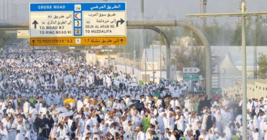 الحجاج يتوافدون على مسجد نمرة للاستماع إلى خطبة عرفة وأداء صلاتى الظهر والعصر