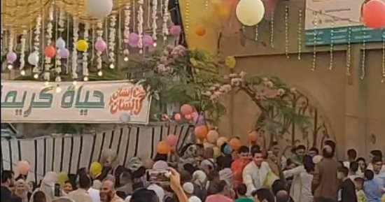 L’Aïd est une joie. Des ballons sont lancés sur les fidèles après la fin de la prière de l’Aïd al-Adha à Mahalla.