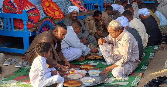 صوانى الشعرية باللبن تجمع قبائل العبابدة فى قرية إقليت بأسوان بعد صلاة العيد