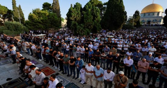 60 ألف فلسطينى يؤدون صلاة الجمعة فى المسجد الأقصى رغم قيود الاحتلال