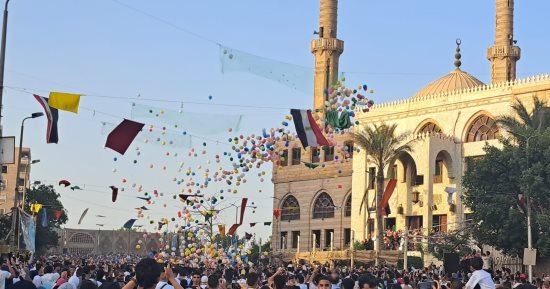 العيد فرحة.. البالونات ترسم البسمة على الوجوه بعد صلاة العيد فى المقطم
