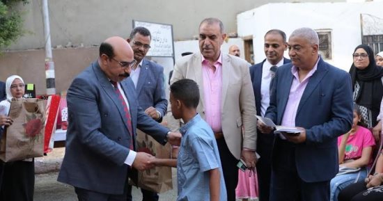 محافظ أسوان يقدم التهنئة ويوزع العيدية على الأطفال ضمن احتفالات عيد الأضحى