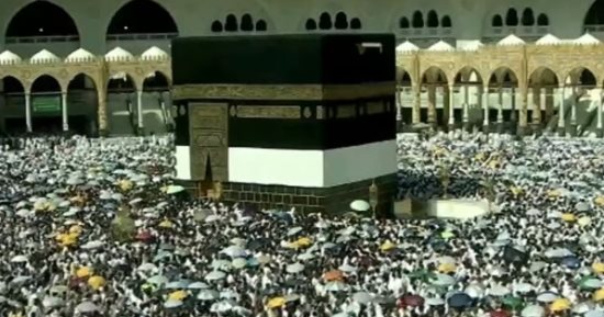 ضيوف الرحمن يملؤون "صحن المطاف" لأداء طواف الإفاضة (فيديو)