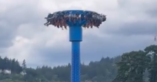 إنقاذ 28 شخصا علقوا رأسا على عقب فى لعبة على ارتفاع 30 مترا بأمريكا..فيديو