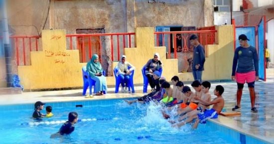 حمامات السباحة مقصد الأطفال هربا من الحرارة فى الهيئات الرياضية بكفر الشيخ