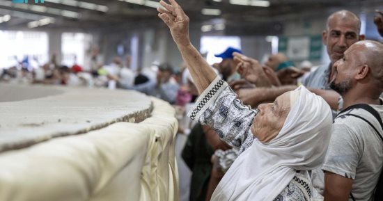 يوم القر فى حج 2024.. الحجاج يرمون الجمرات الثلاث فى أول أيام التشريق بمشعر منى.. المتعجلون يؤدون طواف الوداع غداً.. الصحة: لم نرصد حالات وبائية بين الحجاج وحالات ضربات الشمس والإجهاد الحرارى بلغت 2764.. (صور) 