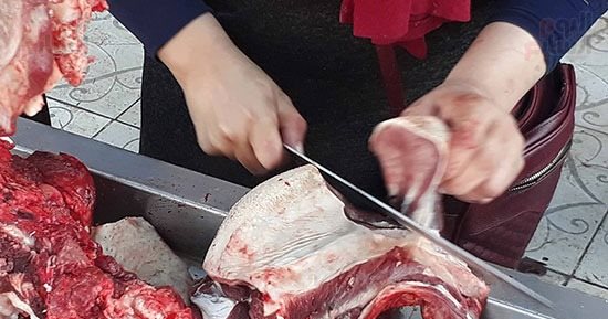 "هبة" فقدت زوجها فاقتحمت عالم الجزارة.. 15 سنة مع السكين والساطور