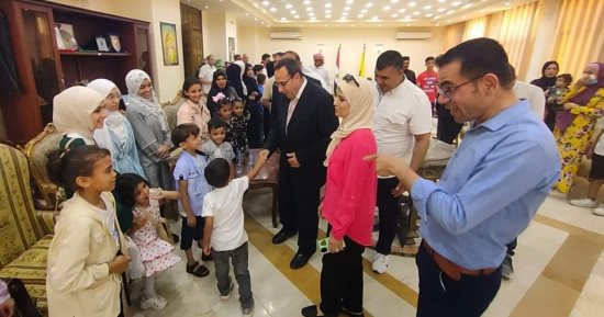 توزيع الهدايا والملابس والمواد الغذائية واللحوم على الفلسطينيين بالعريش