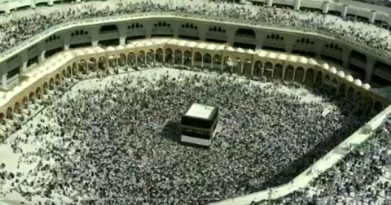 أول أيام التشريق.. صحن الطواف يمتلئ بحجاج بيت الله الحرام (فيديو)