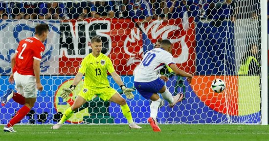 النمسا ضد فرنسا.. مبابى يهدر أغرب انفراد فى يورو 2024 "فيديو"