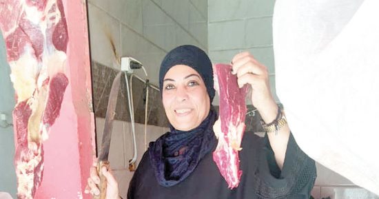 جميلات في المدبح.. هويدا "إمبراطورة اللحمة الجملى" 50 سنة في المهنة وبتوزن الجمل بالنظر.. المعلمة بوسي أصغر جزارة في مصر  بتشتغل بإيديها وتشفى وتقطع اللحمة .. وهبة قصة كفاح اختارت مهنتها وتحدت الظروف