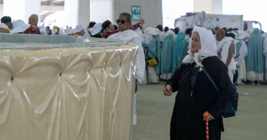 في آخر أيام الحج.. الحجاج يرمون الجمرات الثلاث.. و"منى" تودع ضيوفها.. صور 
