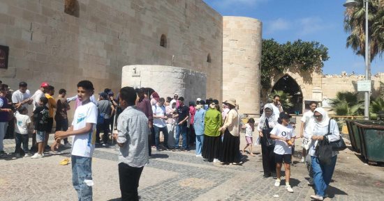 إقبال الآلاف الزائرين على قلعة قايتباى بالإسكندرية خلال عيد الأضحى.. صور