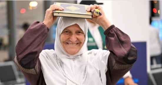 بالهدايا والورود.. بلاد الحرمين تودع ضيوف الرحمن عقب أداء المناسك.. إطلاق حملات توعية بالمطارات للمغادرين.. الحجاج يتوافدون على مساجد المدينة المنورة.. ووزارة الحج السعودية تبدأ إصدار تأشيرات العمرة.. صور