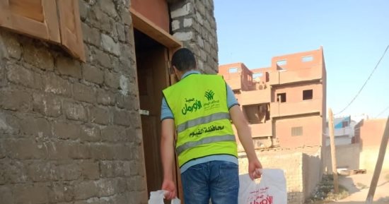 التحالف الوطنى للعمل الأهلى يواصل توزيع لحوم الأضاحى فى الفيوم