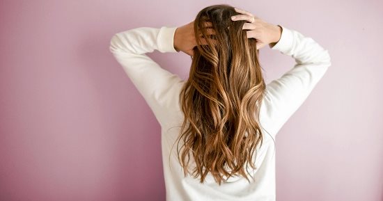 وصفات طبيعية لنمو الشعر وتغذيته.. خطواتها سهلة وآمنة