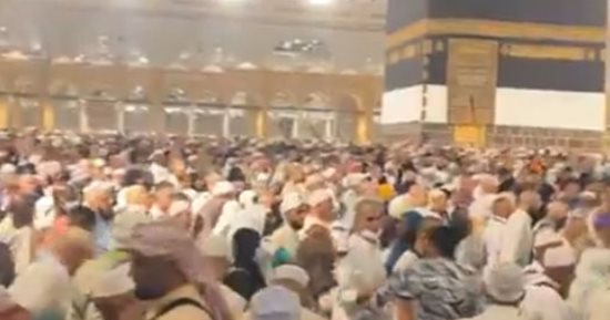 مشهد مهيب فى طواف الوداع للحجاج من أمام الكعبة.. فيديو 