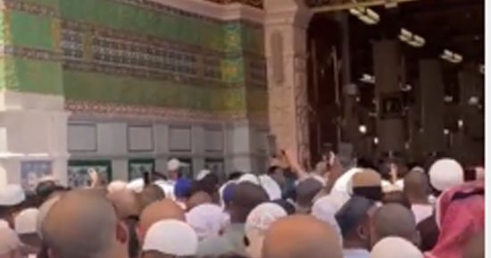 مشاهد مهيبة لمئات الآلاف أمام قبر الرسول بالمدينة المنورة