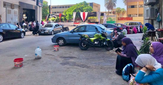 يا رب وفق طلاب الثانوية.. الأمهات ينتظرن أبناءهن أمام اللجان بالجيزة "فيديو"