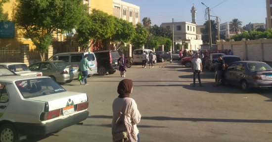 أولياء الأمور أمام اللجان في انتظار طلاب الثانوية العامة بعد امتحان العربي