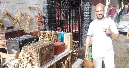 محمود عبد الباري.. قصة صانع أرابيسك بالنهار وبائع على الرصيف بالليل "فيديو"