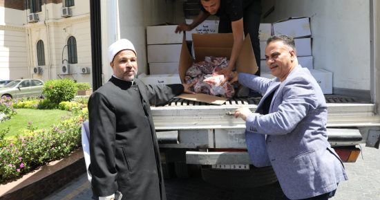 محافظة القاهرة تتسلم 2 طن من لحوم صكوك الأضاحى وتوزعها على الأسر الأولى بالرعاية