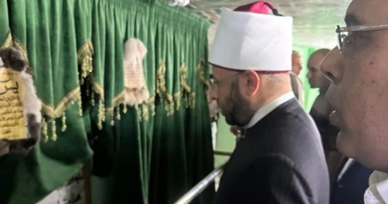 أسامة الأزهري يزور ضريح الإمام محمد متولي الشعراوي.. صور