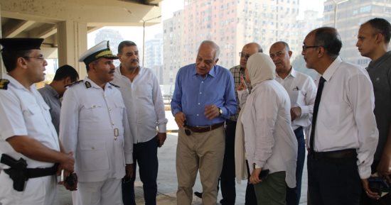 محافظ الجيزة يطمئن على رضاء أهالى ناهيا وأرض اللواء عن مشروع المواقف.. صور