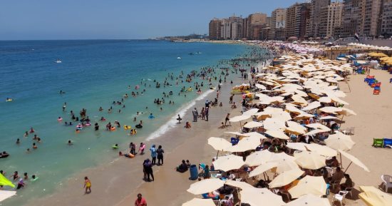 أجواء شديدة الحرارة فى الإسكندرية.. عروس البحر المتوسط تسجل 33 درجة فى العظمى.. انخفاض الإقبال على الشواطئ لـ40% بعد انتهاء إجازة العيد.. و"السياحة والمصايف": مستمرون فى الحملات التفتيشية.. فيديو وصور