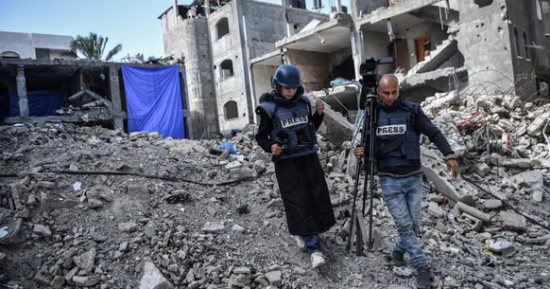 جارديان: اتهامات لجيش الاحتلال باستهداف الصحفيين فى غزة عمدا لإخفاء الحقيقة