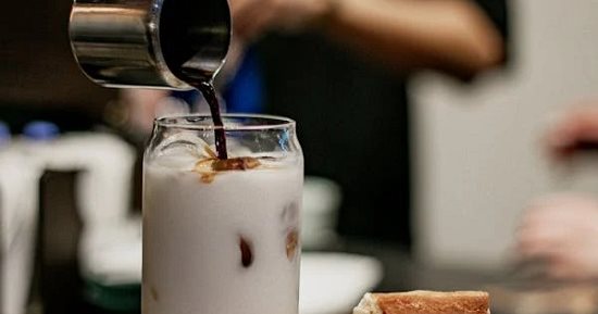 طريقة عمل كيك القهوة بالبلح.. ينفع على الفطار أو العشا