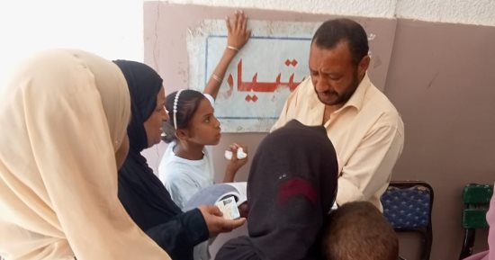 الكشف على 908 مواطنين في قافلة طبية مجانية بقنا ضمن "حياة كريمة"