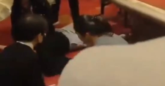 لم يحتمل المفاجأة.. وفاة رجل فى سنغافورة بعد فوزه بـ4 ملايين دولار "فيديو"