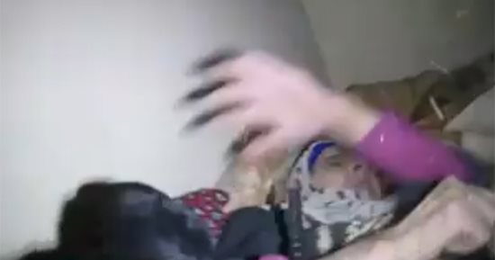 جنود الاحتلال يطلقون كلبا شرسا لمهاجمة عجوز فلسطينية أثناء نومها.. فيديو