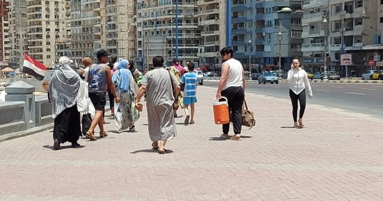 أفواج المصايف ملهاش آخر.. زحام على شواطئ الإسكندرية هربا من الحر.. فيديو  