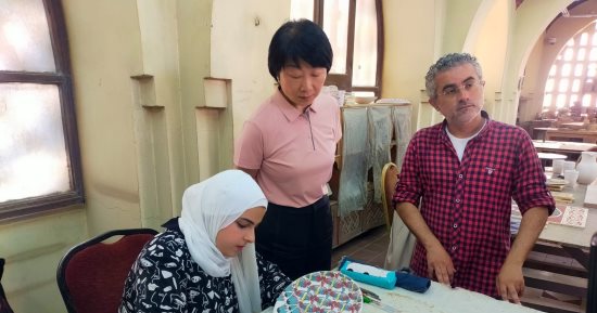 وفد صينى يزور مركز الحرف التقليدية بالفسطاط