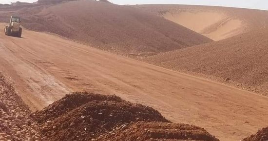 حصاد ثورة 30 يونيو.. استكمال محور تنموى جديد لربط الوادى الجديد بسوهاج.. يختصر وقت السفر لساعة ونصف بتكلفة 1,5 مليار جنيه.. قرب انتهاء المرحلة الأولى بطول 117 كيلو.. وتسابق المستثمرين على الأراضى الزراعية.. صور