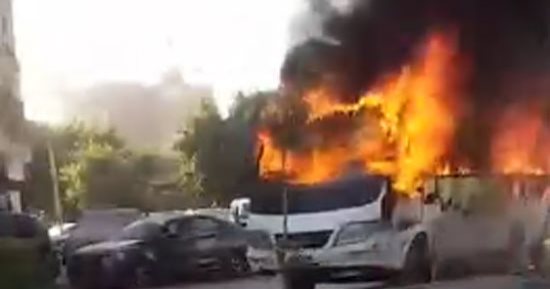 تفاصيل حريق أتوبيس نقل فى طرة الأسمنت بالمعادى.. فيديو 