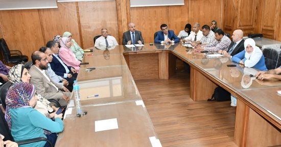 رئيس جامعة القناة يستعرض أنشطة قطاع خدمة المجتمع وتنمية البيئة بالجامعة