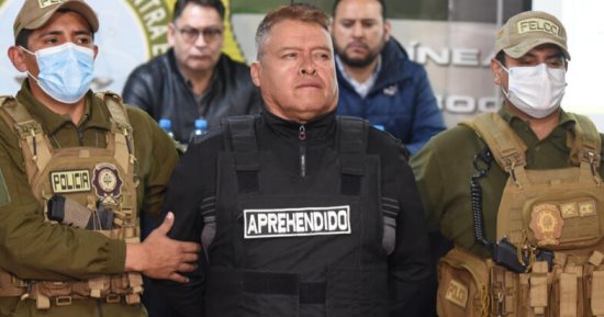 Le leader de la tentative de coup d’État manquée en Bolivie apparaît menotté lors d’une conférence de presse. vidéo