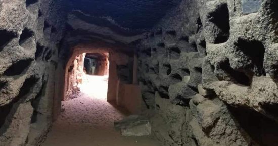 أطلق عليها مدينة الموتى.. تعرف على سبب تسمية "تونا الجبل" بالمنيا.. صور