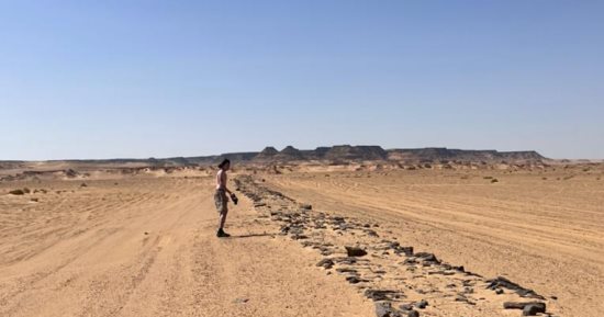 طريق جبل قطرانى.. أقدم طريق ممهد بالعالم وفقا لخريطة الجيولوجى هوى بدنل 1905.. الطريق عمره 4500 سنة ويقع شمال بحيرة قارون ويبلغ طوله 11,5 كيلو متر.. وكان يستخدم لنقل البازلت لميناء السفن لبناء الأهرامات.. صور