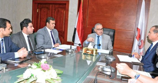 محافظ سوهاج يبحث موقف طرح الفرص الاستثمارية ومناقشة طلبات المستثمرين