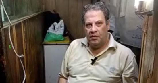 40 سنة مع الإبرة والخيط.. حكاية عم مصطفى مع مهنة "رفا الملابس"