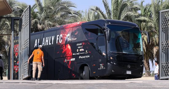 حافلة الأهلي تصل استاد السلام استعدادا لمواجهة المحلة بالدوري