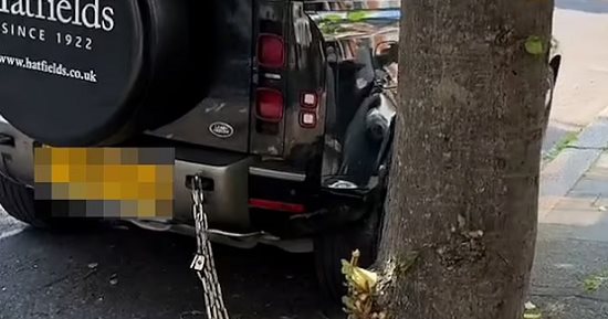 بريطانيون يربطون سيارات لاند روفر بالسلاسل لحمايتها من السرقة.. صور