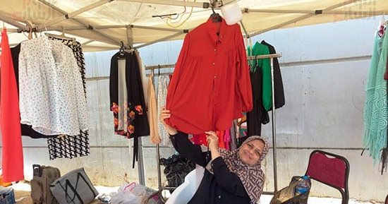 وسط إقبال كبير من المصطافين.. معرض للأسر المنتجة على رمال شاطئ البوريفاج بالإسكندرية